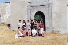 Familias limpiando la Ermita